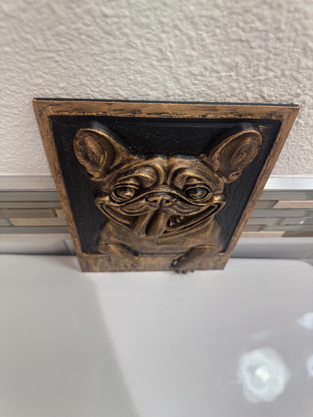 Top-down view of the Frenchie plaque showing ears and wrinkles