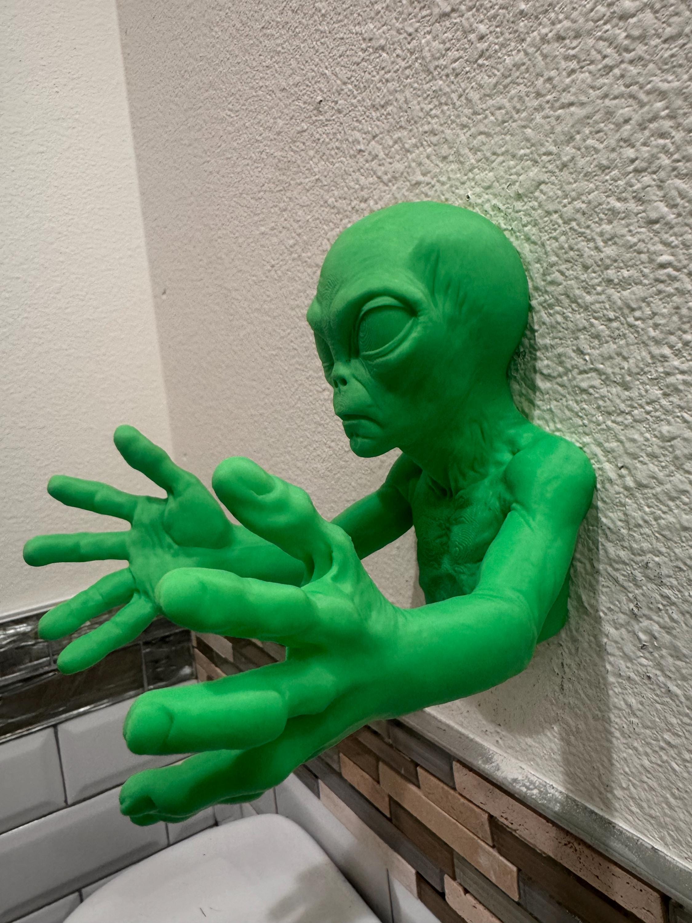 Green Alien Wall Sculpture | Funny Extraterrestrial Bathroom Decor | Space-Themed Wall Art | Unique Sci-Fi Gift | Alien Home Decor