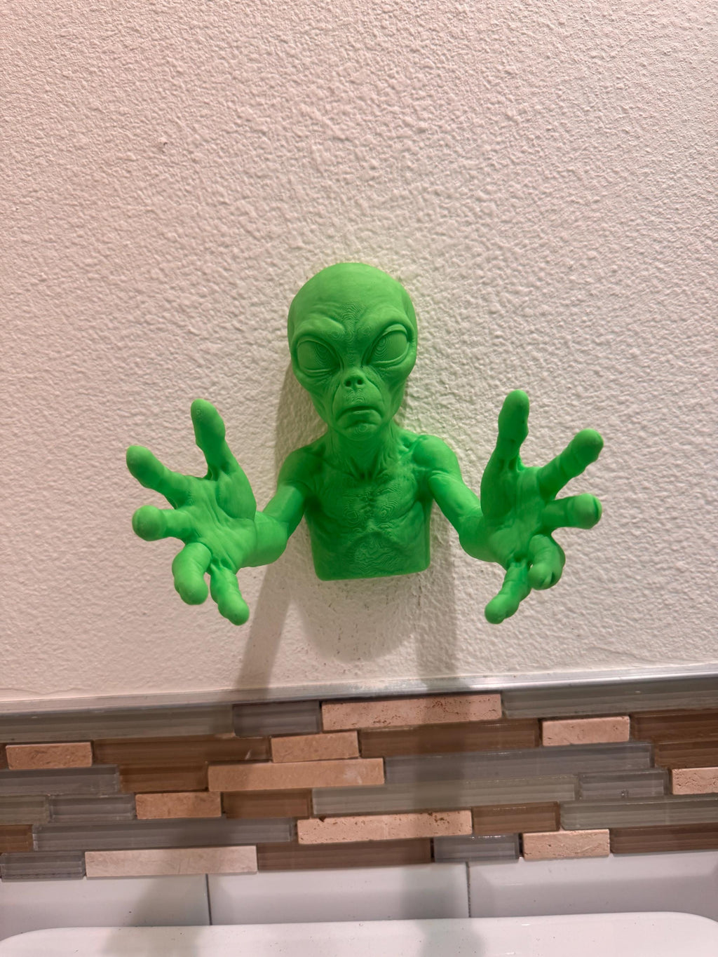 Green Alien Wall Sculpture | Funny Extraterrestrial Bathroom Decor | Space-Themed Wall Art | Unique Sci-Fi Gift | Alien Home Decor