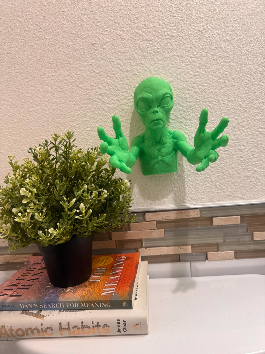 Green Alien Wall Sculpture | Funny Extraterrestrial Bathroom Decor | Space-Themed Wall Art | Unique Sci-Fi Gift | Alien Home Decor