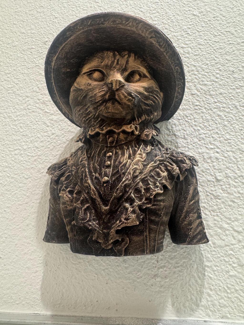 Hand Painted Cat Wall Sculpture – Victorian Dressed Cat Bust with Hat | Antique Bronze Animal Wall Art | Unique Cat Lover Gift Home Decor