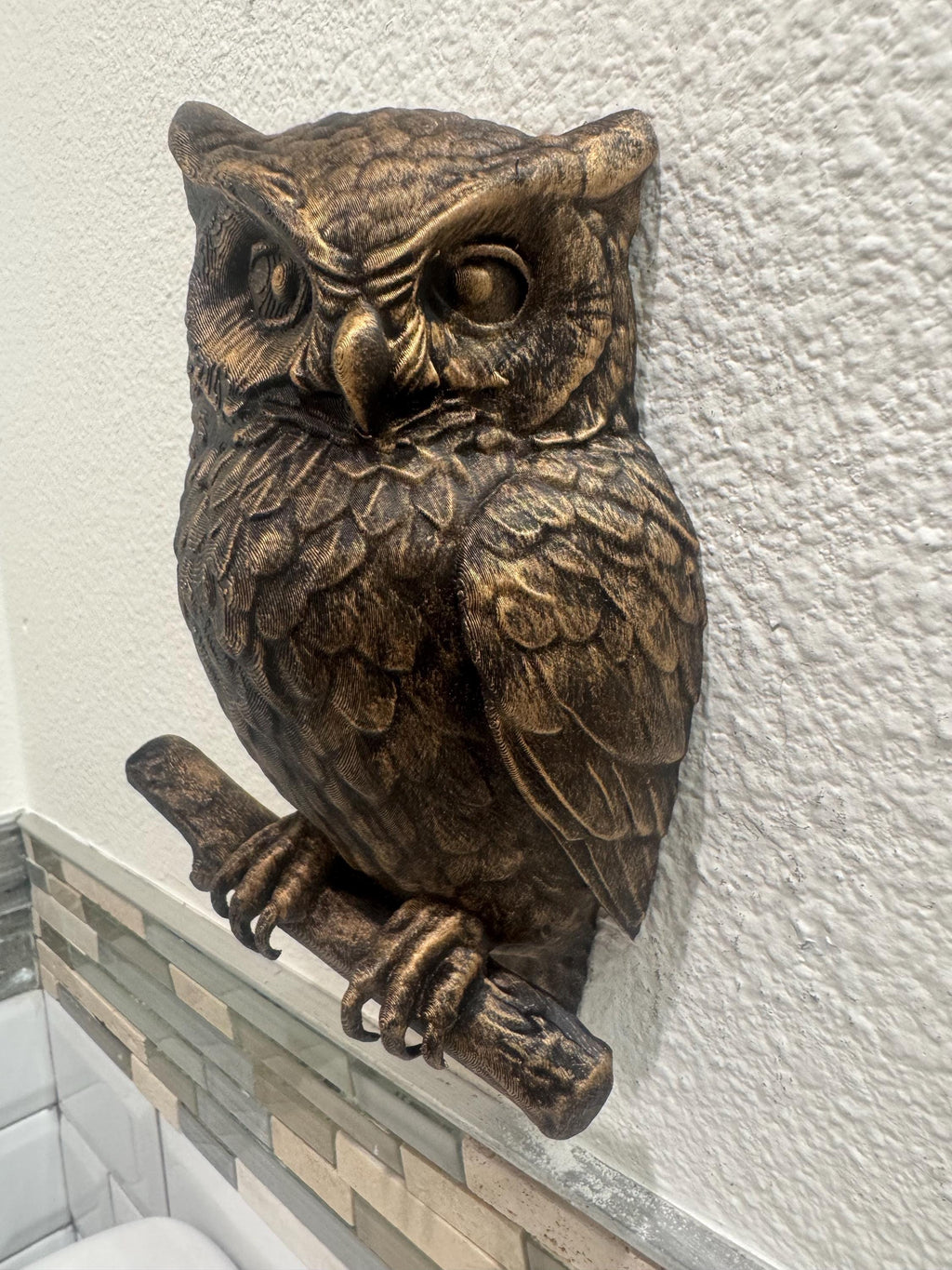 Owl Wall Sculpture – Hand Painted Bird on Branch | Rustic Wildlife Wall Art | Owl Decor Gift for Home or Office | Owl Wall Sculpture