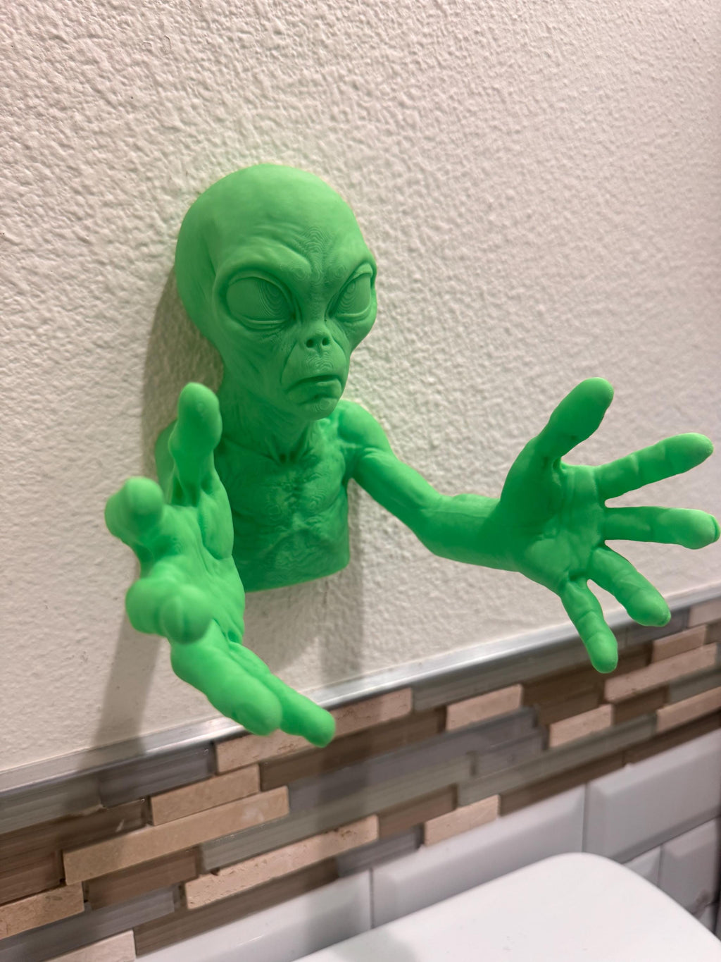 Green Alien Wall Sculpture | Funny Extraterrestrial Bathroom Decor | Space-Themed Wall Art | Unique Sci-Fi Gift | Alien Home Decor
