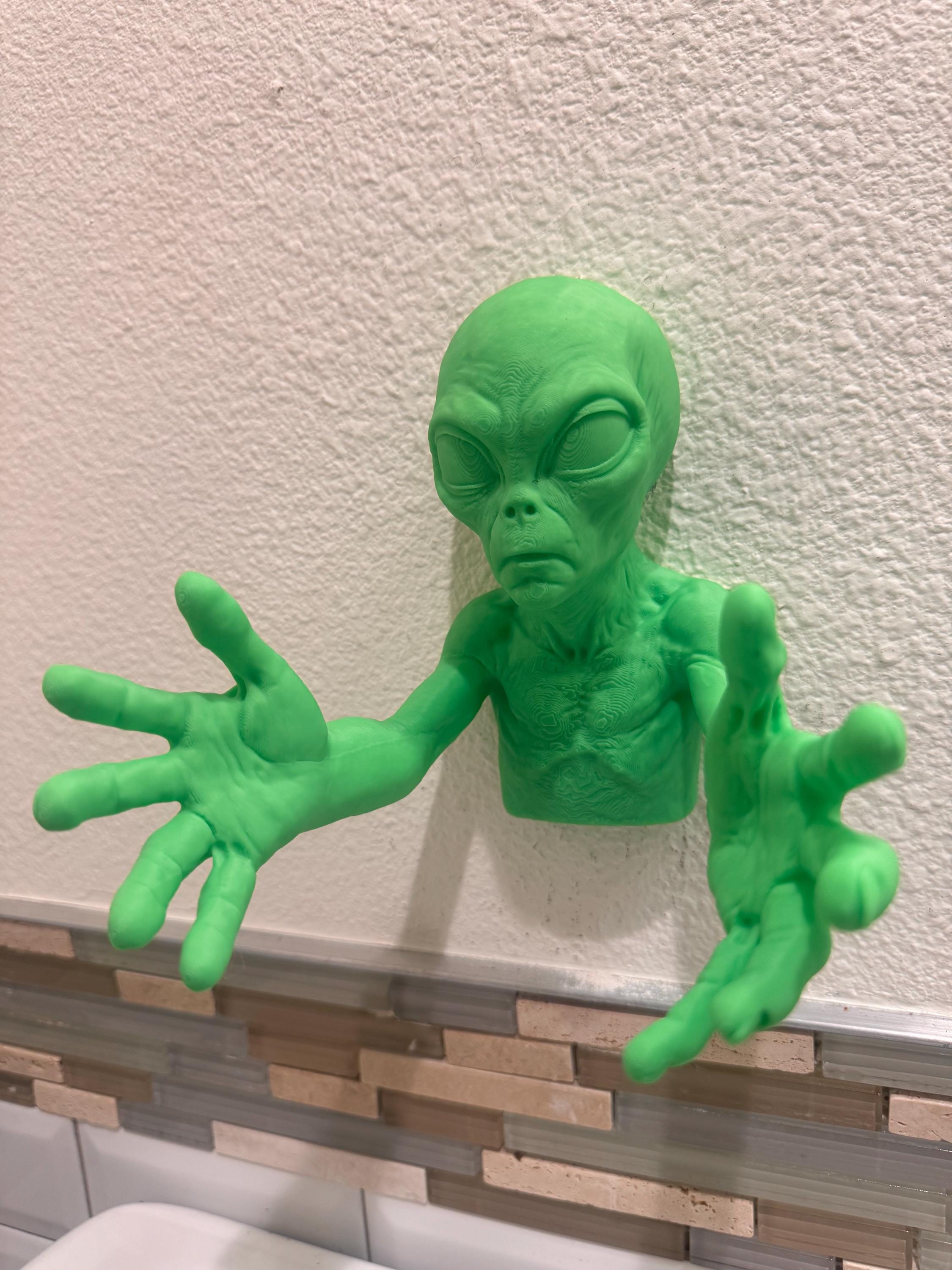 Green Alien Wall Sculpture | Funny Extraterrestrial Bathroom Decor | Space-Themed Wall Art | Unique Sci-Fi Gift | Alien Home Decor