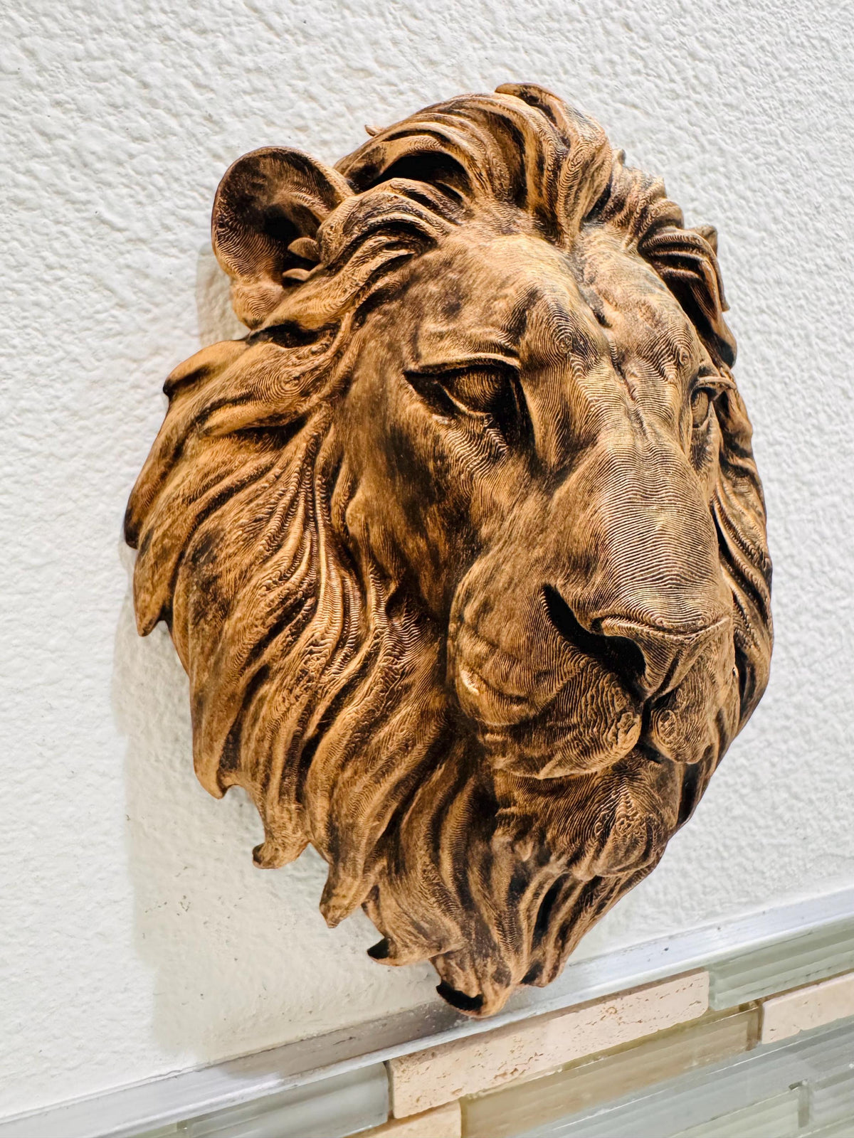 Right angle of the regal lion head showing mane texture