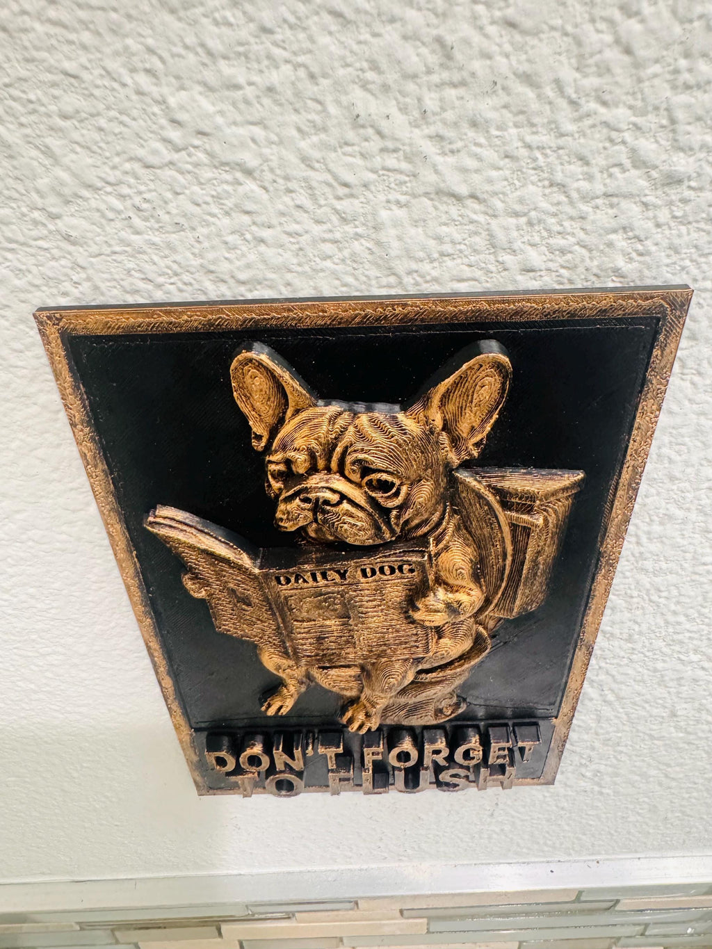 Funny French Bulldog Bathroom Sign – Don’t Forget to Flush Wall Decor Plaque, Dog Reading Newspaper, Toilet Humor Gift for Home or Office
