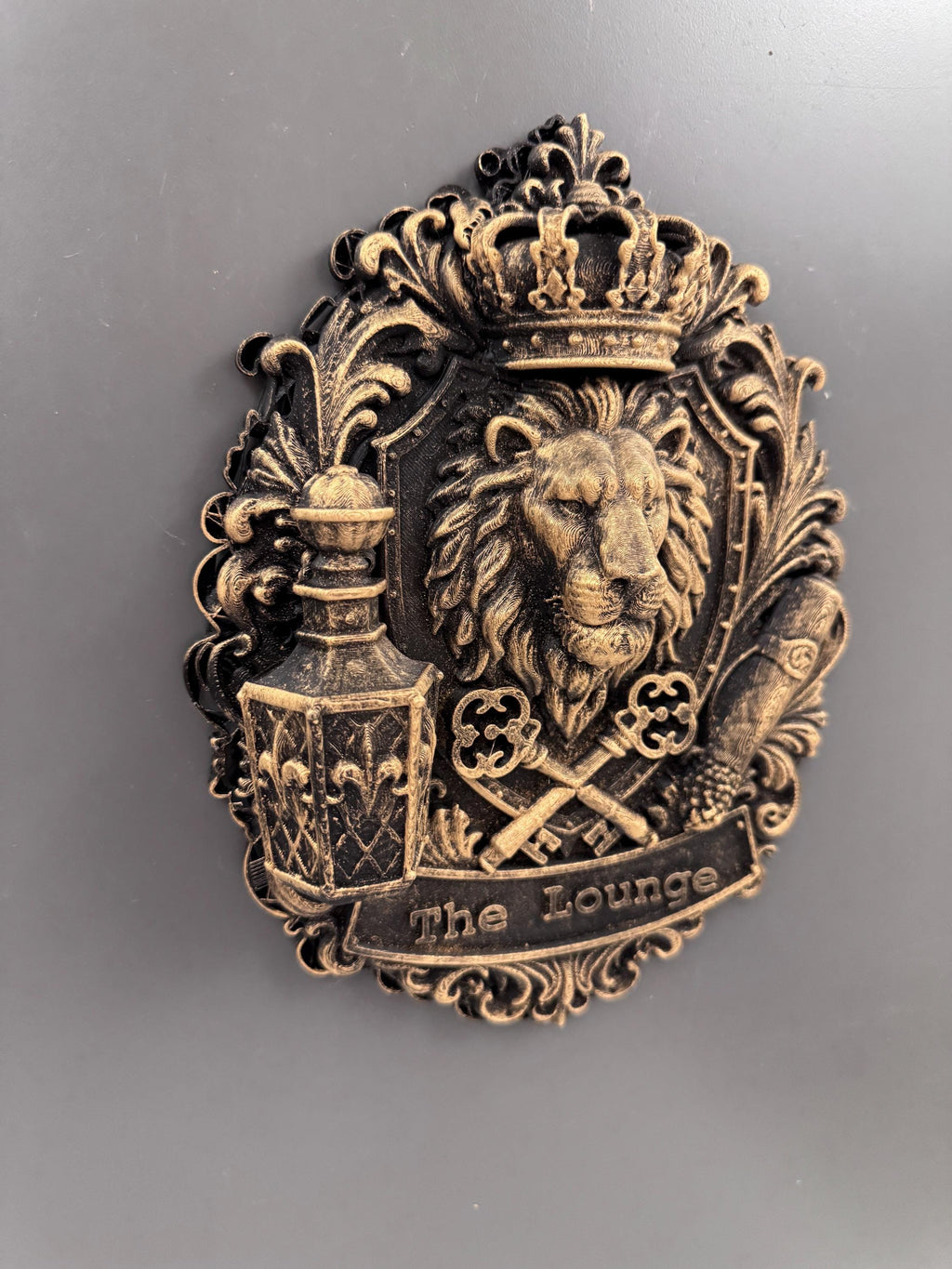 Right angle of the lion crest showing the lantern and crown