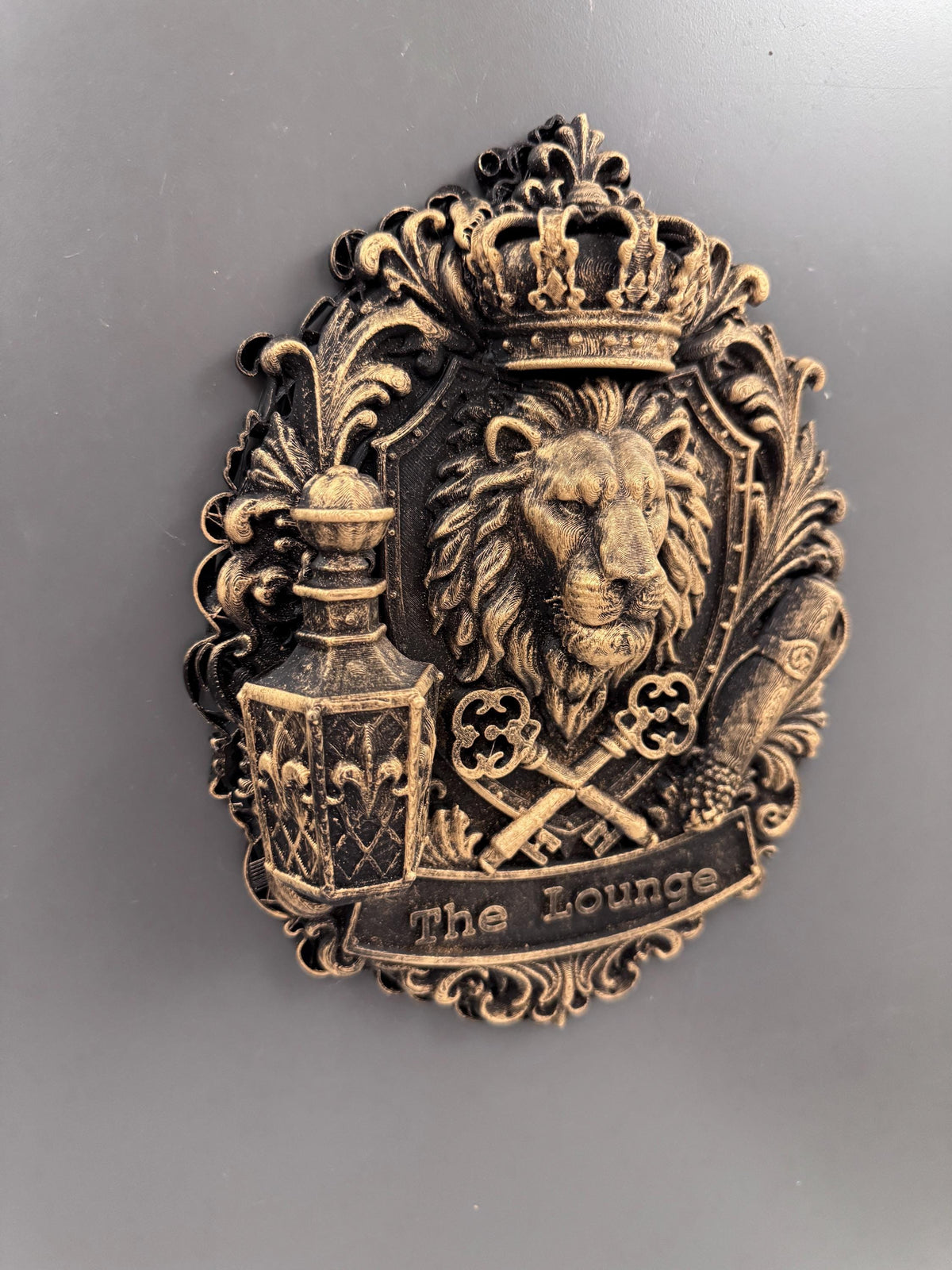 Right angle of the lion crest showing the lantern and crown