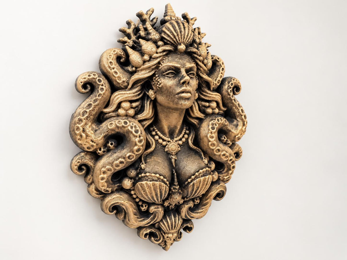 Slight angle of the Siren Queen showing tentacle relief